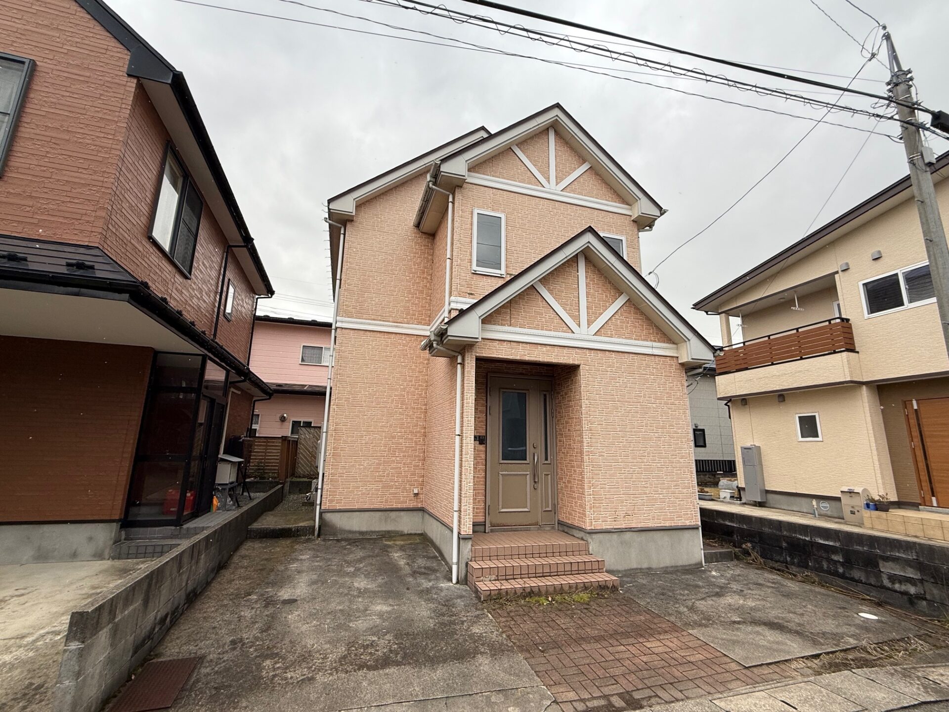 【中古住宅】秋田市大住１丁目　フロアごとに、家族の物語が生まれる３階建ての家