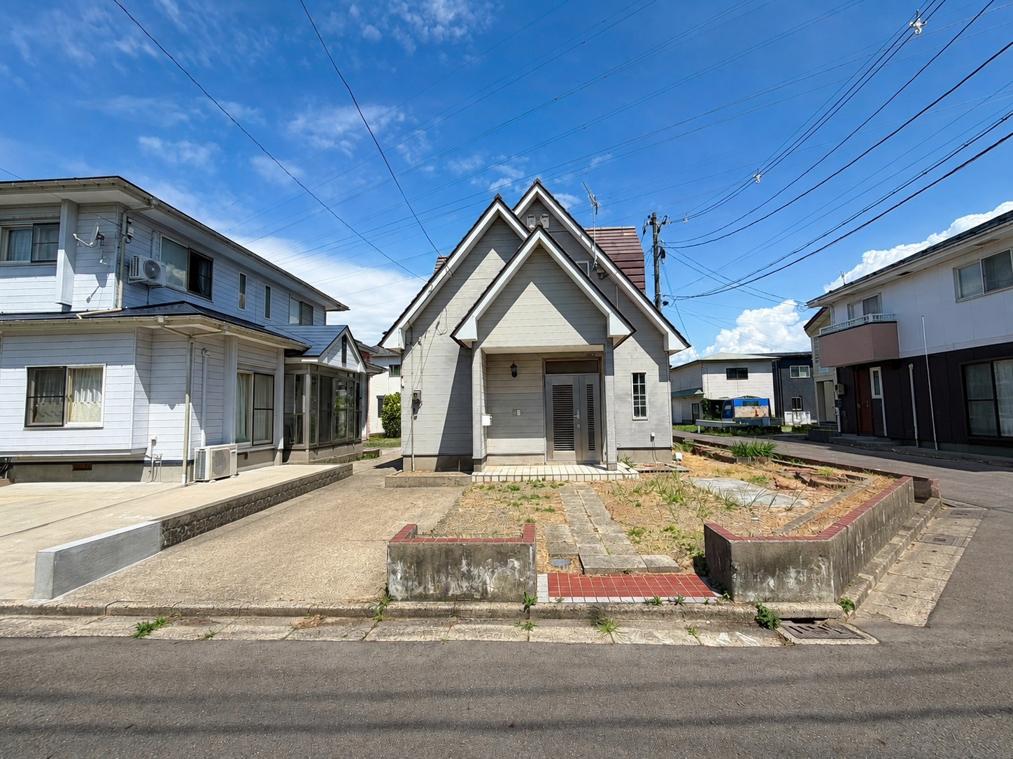 秋田市茨島４丁目、南東角地に建つ昭和62年築。切妻屋根の佇まいを活かして、自分好みのリノベーションを。