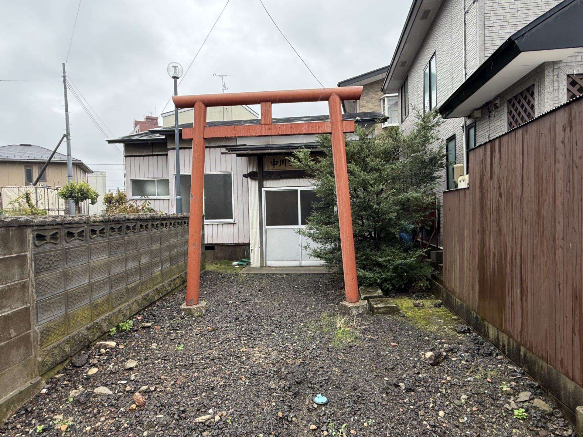 不動産売却の現地調査中に見つけた、住宅地の中の鳥居